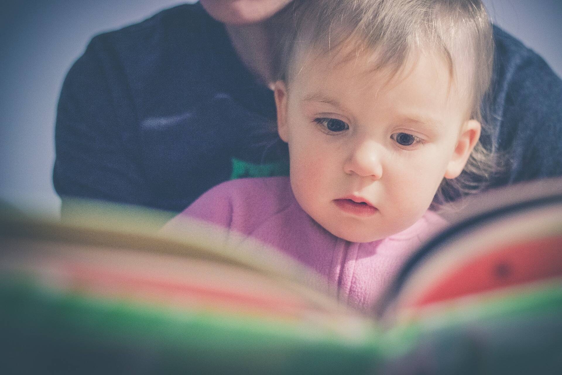 Immagine: Bimbo che legge un libro