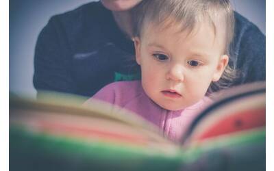 Immagine: Bimbo che legge un libro