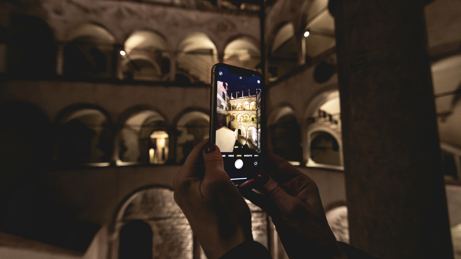 immagine notturna del Castello del Buonconsiglio