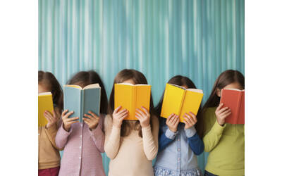 Bambini nascosti dai libri che leggono