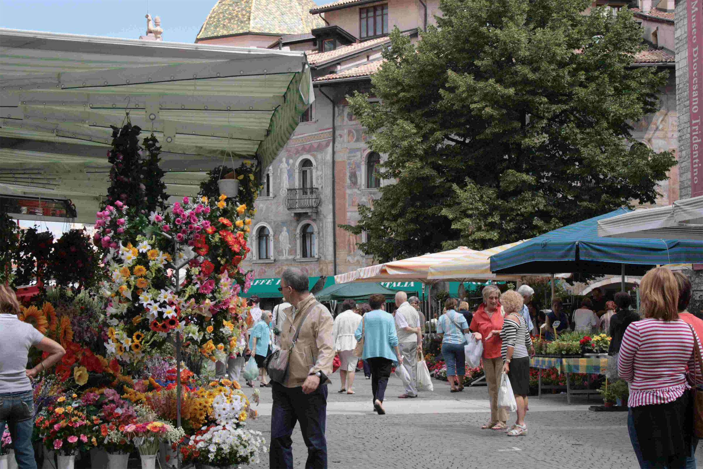 Immagine del mercato in piazza del Duomo