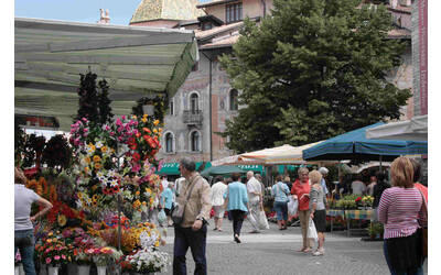Immagine del mercato in piazza del Duomo